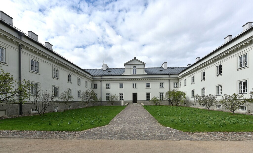 1920px-Wielka_Oficyna_Podchorążówka_Łazienki_Królewskie_2017.jpeg
